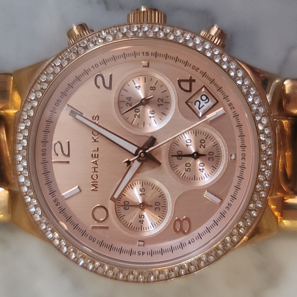 Rose gole Micheal kors watch - Picture 4 of 5